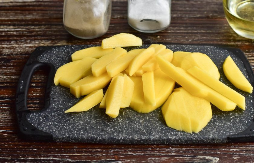 1. Этап. Картошка фри как в Макдональдсе: Нарежьте картофель крупной соломкой.