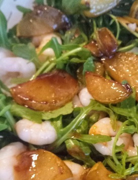 1. Этап. Салат с креветками и грушей: Добавить карамельные кусочки груши.