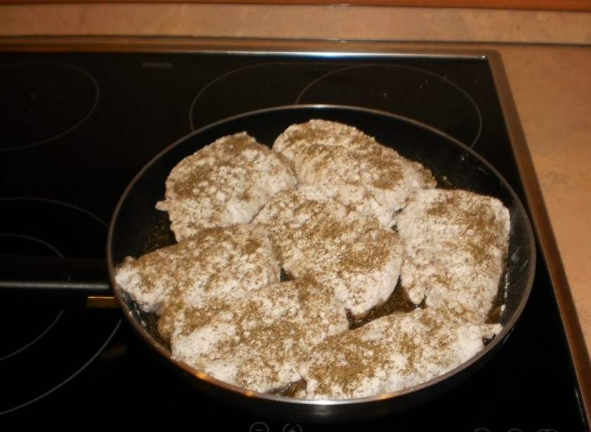 1. Этап. Налим в кляре: Выложите налим в кляре на сковороду с разогретым растительным маслом. И сверху щедро посыпьте сушёным укропом.