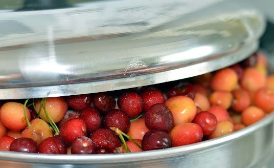 1. Этап. Сок вишневый: 2. В нижний контейнер соковарки налейте воду до максимума, установите сверху контейнер для ягод и заполните его вишней.