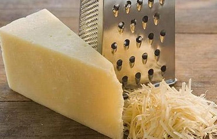 1. Этап. Салат Цезарь с ветчиной: Пармезан натереть на терке.