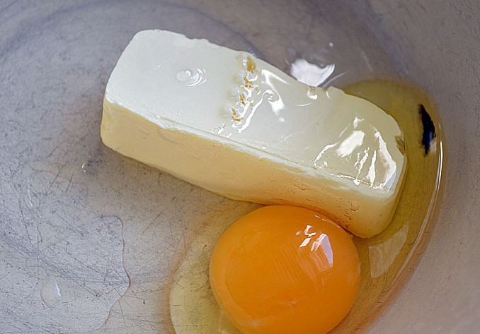1. Этап. Лоранский пирог с курицей и грибами: Итак, начнем с теста, выкладываем в глубокую миску размягченное масло, разбиваем одно яйцо, разминаем все и перемешиваем.