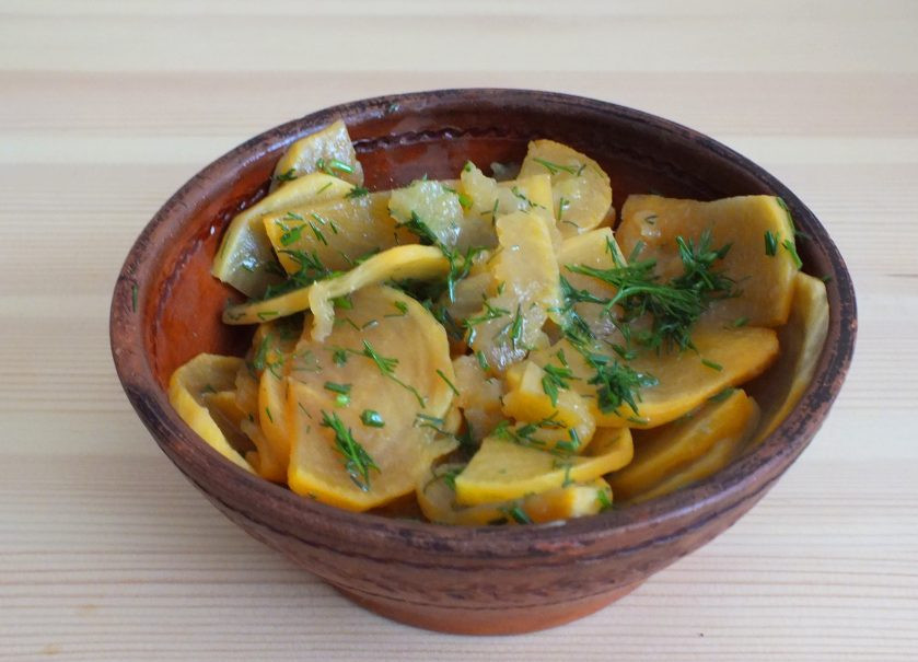 1. Этап. Пареная репа в микроволновке: Переложите в чашу, залейте растопленным сливочным маслом и добавьте, по желанию, измельченный укроп.