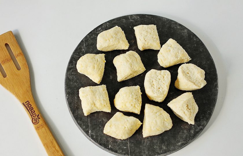 1. Этап. Сырные палочки с кунжутом: Разделите тесто на порционные кусочки. В зависимости от желаемого размера палочек может выйти от 8 до 14 штук.