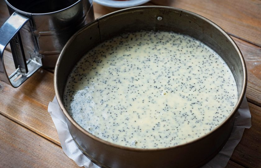 1. Этап. Манник с маком на молоке в духовке: Дно формы застелите пергаментом для выпекания и выложите все маковое тесто. Выпекайте манник в уже разогретой до 180 градусов духовке в течение 40-45 минут.