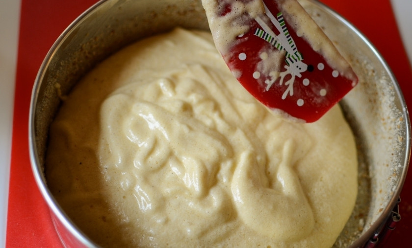 1. Этап. Пирог на 14 февраля: Выложите готовое тесто в форму для выпекания и запекайте в разогретой на 180 градусов духовке в течении 10 минут. Тесто немного поднимется и подрумянится.