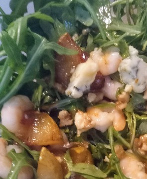 1. Этап. Салат с креветками и грушей: Создать заправку, смешав лимонный сок, дижонскую горчицу, оливковое масло и мед. Вылить заправку на салат, тщательно перемешав. Приятного аппетита.