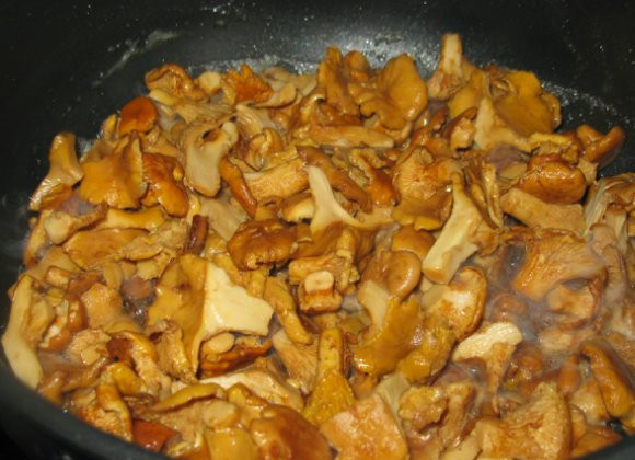 1. Этап. Картошка со свежими грибами жареная: Обжариваем грибы, пока вся влага не испарится.