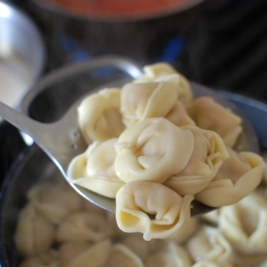 1. Этап. Тортеллини в сливочном соусе: Тортеллини отвариваем до готовности.