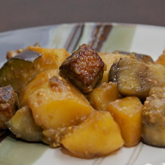 1. Этап. Тушенная утка с баклажанами и картофелем: Когда всё готово, выключите огонь, всё перемешайте как следует и подавайте к столу. Приятного аппетита.