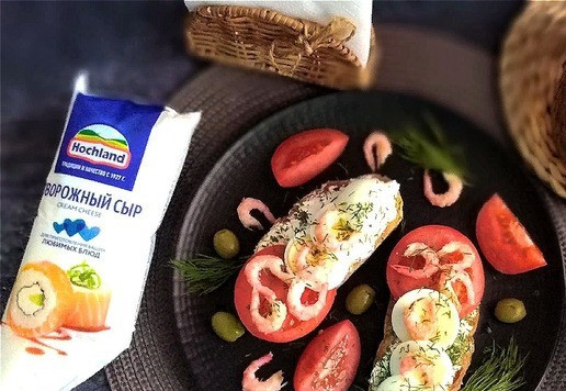 1. Этап. Бутерброды с творожным сыром и креветками: Поверх укладываем креветки и присыпаем верх бутербродов опять укропом.