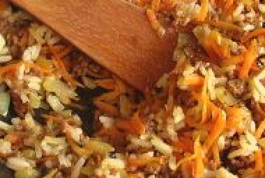 1. Этап. Перцы с фаршем в духовке: К готовому фаршу добавляем пасированные лук и морковь, а также предварительно отваренный в слегка подсоленной воде рис. И тщательно все перемешиваем.