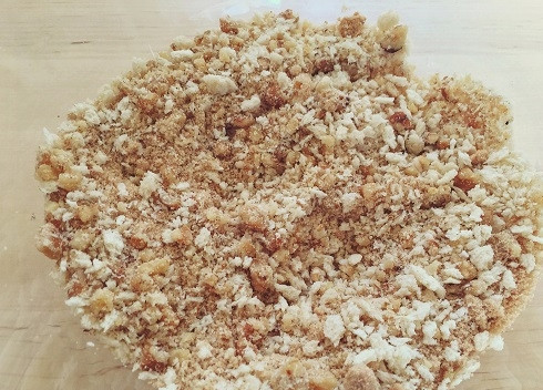 1. Этап. Штрудель яблочный из готового слоеного теста: Измельчим орехи, добавим к ним молотые сухари и 2 ложки сахара. Перемешаем. И можно включить духовку, пусть нагревается до 180 градусов.