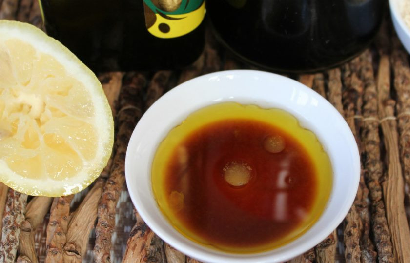 1. Этап. Салат из морепродуктов с морской капустой: Готовим соус. Соединяем оливковое масло, сок лимона и соевый соус. Все перемешиваем.