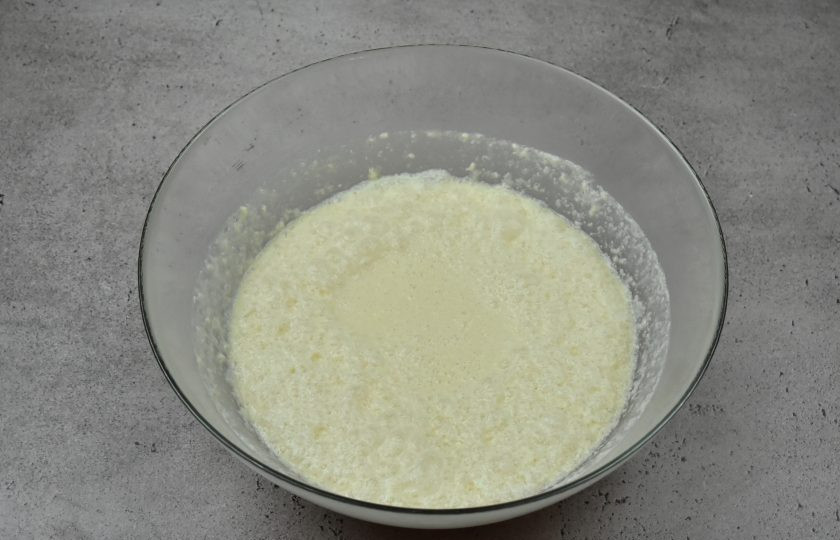 1. Этап. Александрийское тесто для куличей: Добавьте разведенные в топленом молоке дрожжи.