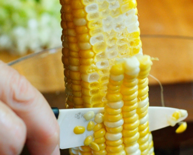 1. Этап. Мексиканский салат с кукурузой: Разогрейте духовку на 250 градусов и запеките в ней очищенные початки кукурузы, буквально 10 минут. Затем срежьте часть с зёрнами кукурузы в салатницу.