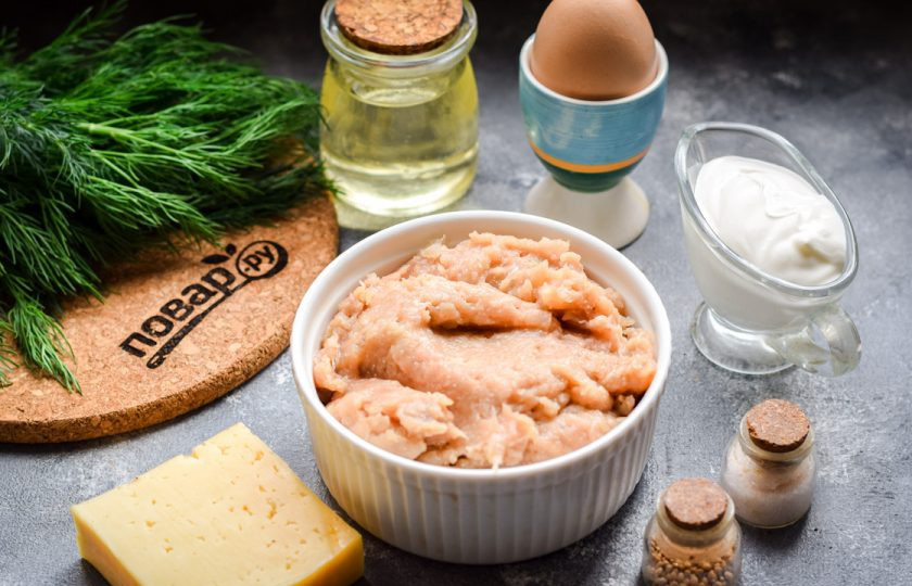 1. Этап. Куриные оладьи со сметаной: Подготовьте ингредиенты. Фарш готовим самостоятельно, в процессе измельчения можно добавить к курице лук, чеснок.