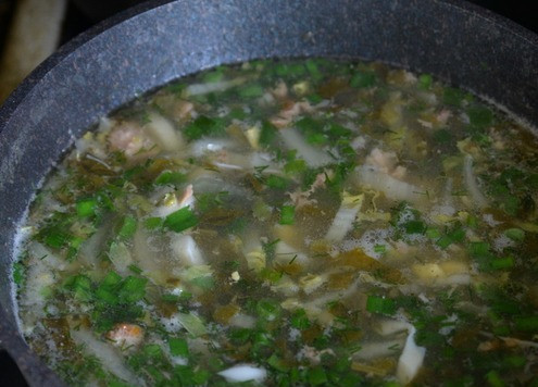 1. Этап. Зелёный борщ Походный: Накрываем борщ крышкой, доводим до кипения, убираем с огня. Даём борщу настояться минимум 10 минут.