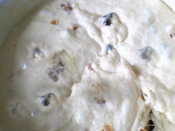 1. Этап. Оладьи с сухофруктами: Делаем тесто. Взбалтываем яйца с простоквашей, кефиром либо просто с кислым молоком. Просеиваем муку с содой. Растираем муку с кефиром. Досыпаем ванилин и сахар со щепоткой соли. Замешиваем жидковатое, но не льющееся тесто. Скидываем туда сухофрукты и все вместе перемешиваем до однородной массы.