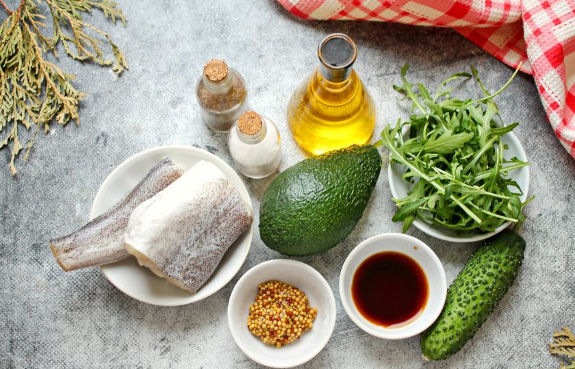 1. Этап. Салат с треской и авокадо: Подготовьте все необходимые ингредиенты для приготовления салата с треской и авокадо. Авокадо, зелень и огурец помойте и обсушите.