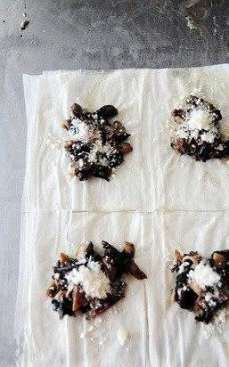 1. Этап. Конвертики с грибами: На начинку посыпаем тертый пармезан.