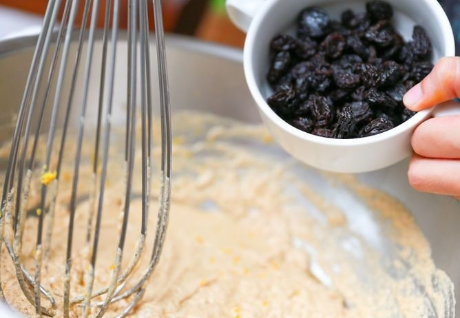 1. Этап. Кекс с изюмом: 4. Выложите изюм и при желании другие цукаты/сухофрукты.