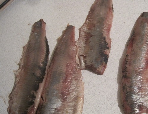 1. Этап. Сельдь рубленая: Выбирайте для этого блюда жирненькую малосольную селедку. Разделайте ее на филе, сняв кожу, убрав хребет и все кости. Оставьте голову и хвост для украшения.