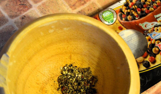 1. Этап. Салат с куриной грудкой: Смесь перцев измельчить в ступе.