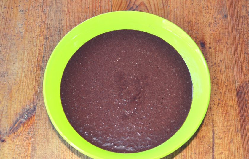 1. Этап. Торт Темный Ларри: В конце добавляем оставшиеся сухие ингредиенты и взбиваем тесто до однородности.