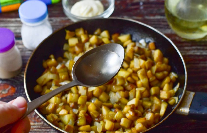 1. Этап. Икра из баклажанов с майонезом на зиму: Тушите все овощи в течение 10-15 минут. Затем добавьте к ним уксус.