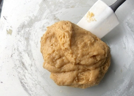 1. Этап. Печенье Бантики: Тесто получается липким.