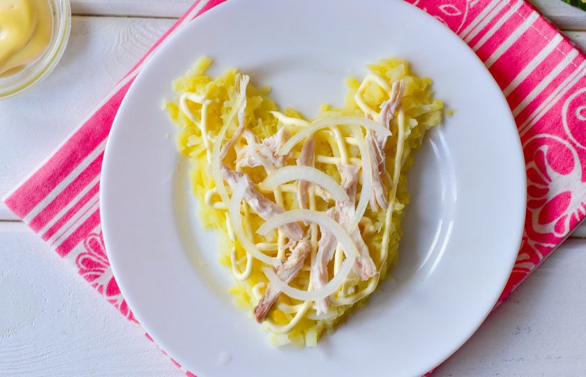 1. Этап. Новогодний салат Крысенок: Выложите лук на мясо.