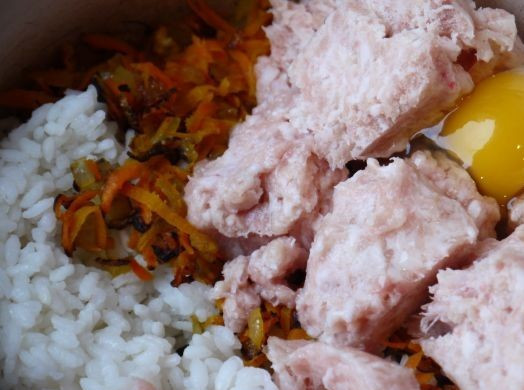 1. Этап. Диетические тефтели из куриного фарша: 2. Добавляем в фарш лук и морковь, а также яйцо, рис и соль. Приправляем по вкусу и хорошо замешивает массу до однородной консистенции.