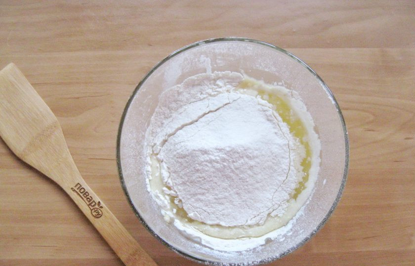 1. Этап. Кекс на кефире с корицей: Насыпьте постепенно в миску муку.