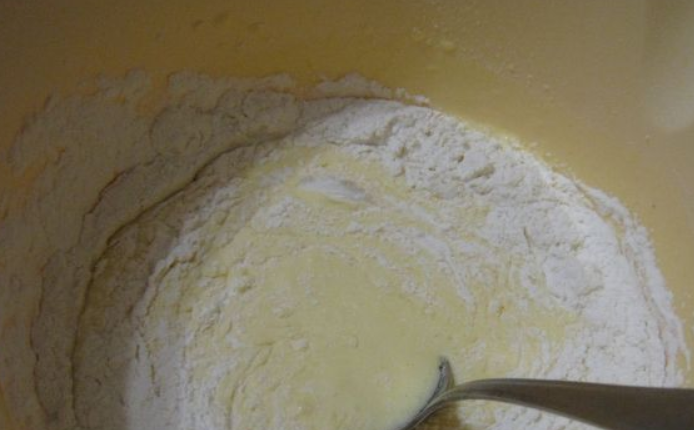 1. Этап. Бисквитное тесто со сметаной: Засыпаем просеянную муку, кладем гашеную соду.