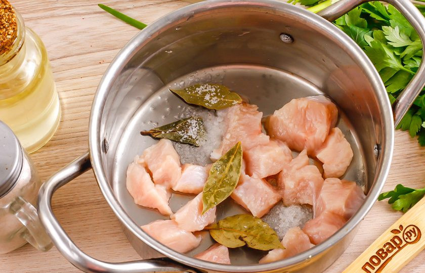 1. Этап. Белковый суп для похудения: Промойте филе индейки и срежьте жилы, пленки, если они присутствуют. Нарежьте мясо кубиками или ломтиками, выложите в кастрюлю вместе с лавровыми листьями.