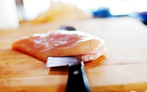 1. Этап. Панини с курицей и беконом: 1. Ломтики бекона обжарить в сковороде, выложить на бумажные полотенца, дать стечь жиру и разрезать пополам. Куриные грудки разрезать пополам, разделив их на верхнюю и нижнюю половины.