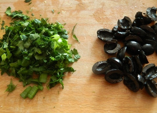 1. Этап. Польский мясной кекс: 3. Маслины разрезаем на 2 или 4 части, зелень нарежем мелко.