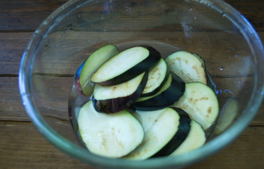 1. Этап. Баклажаны, запеченные с помидорами и сыром: Слейте воду с баклажанов.