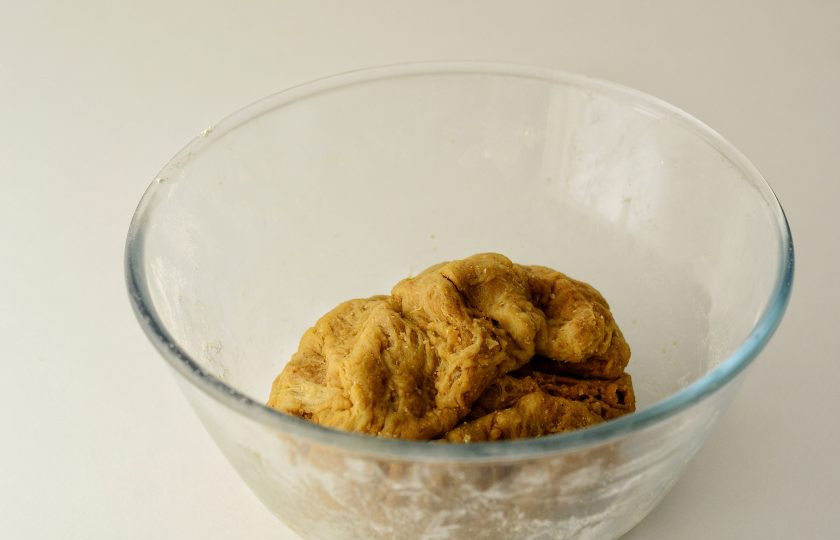 1. Этап. Вегетарианское мясо: Замесите однородное тесто. Оставьте его при комнатной температуре на 10-15 минут, чтобы глютен активировался.