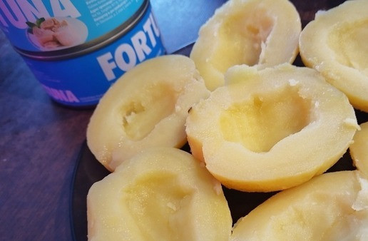 1. Этап. Фаршированный картофель в мундире: Разрезать картофель повдоль. Чайной ложкой удалить сердцевину. В полученную выемку положить консервированный тунец. С консервы предварительно слить воду. Важно, чтобы консервированный тунец был плотным. Я использую консервы ТМ FORTUNA.