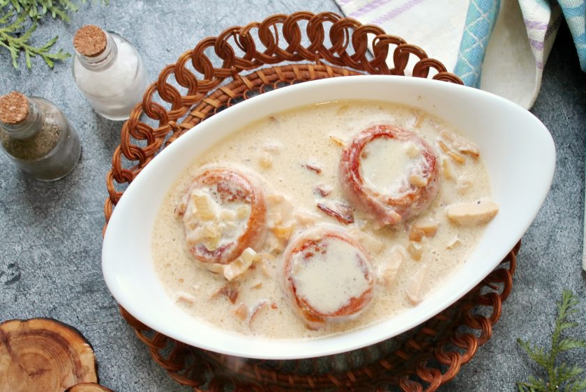 1. Этап. Медальоны с грибами: Переложите медальоны в форму для запекания и залейте грибным соусом.