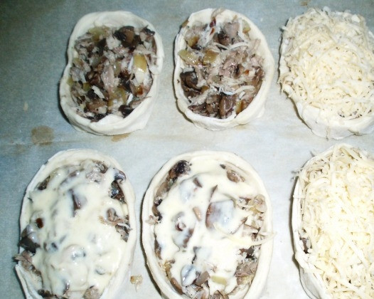 1. Этап. Жюльен в слоеном тесте: На сковороде на сливочном масле обжарьте муку. Добавьте сметаны и перемешайте. В корзиночки сложите жюльен и залейте его сметанным соусом. Сверху засыпьте тёртым на крупной тёрке сыром.