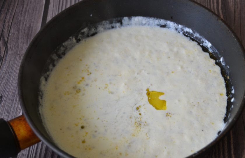 1. Этап. Фарфалле с лососем в сливочном соусе: Влейте сухое белое вино и продолжайте прогревать, чтобы выпарился алкоголь, а сливки загустились.