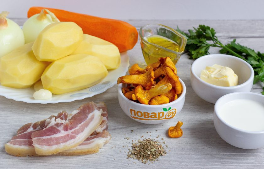 1. Этап. Деревенский суп с лисичками: Подготовьте все необходимые ингредиенты. Овощи очистите и помойте. Грибы и зелень также хорошо промойте.