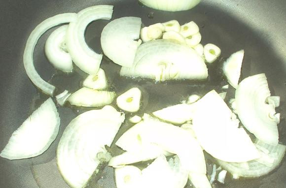 1. Этап. Яичница с печенкой: 1. Лук и чеснок режем мелко и обжарим на растительном масле, пока лук не станет прозрачным.