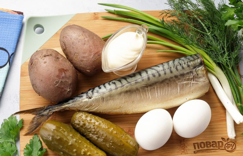 1. Этап. Салат со скумбрией и соленым огурцом: Подготовьте все ингредиенты по списку. Картофель и яйца рекомендую отварить заранее и дать им остыть.