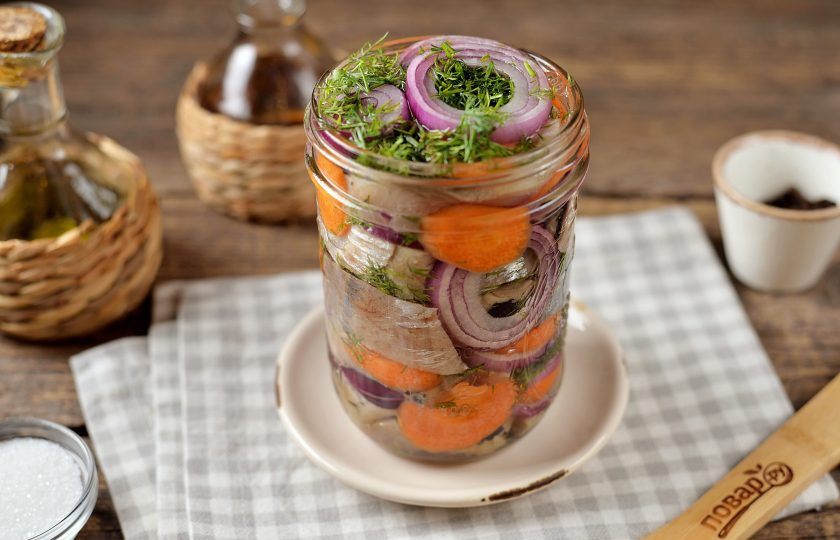 1. Этап. Сельдь по-шведски: Выложите селедку в банку, чередуя слои с укропом, морковью и луком. Залейте все остывшим маринадом, прикройте крышкой и оставьте мариноваться на сутки. Можно отправить банку в холодильник.