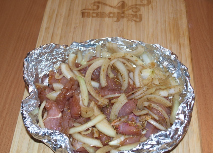 1. Этап. Куриное филе кусочками в духовке: Из фольги сформируйте некую лодочку. Выложите в нее мясо с луком.