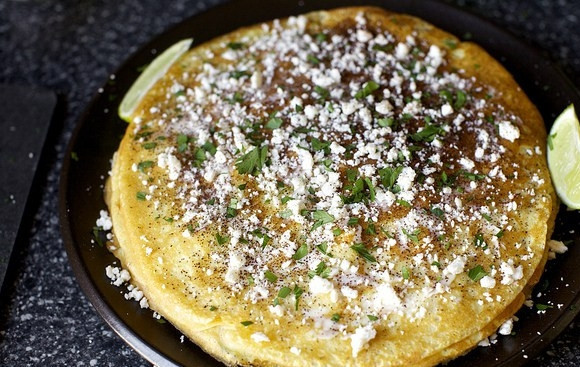 1. Этап. Блинный тортик: 7. Подавайте готовый блинный тортик с дольками лайма. Приятного аппетита!